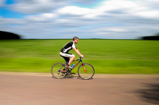 cyklista na cestě